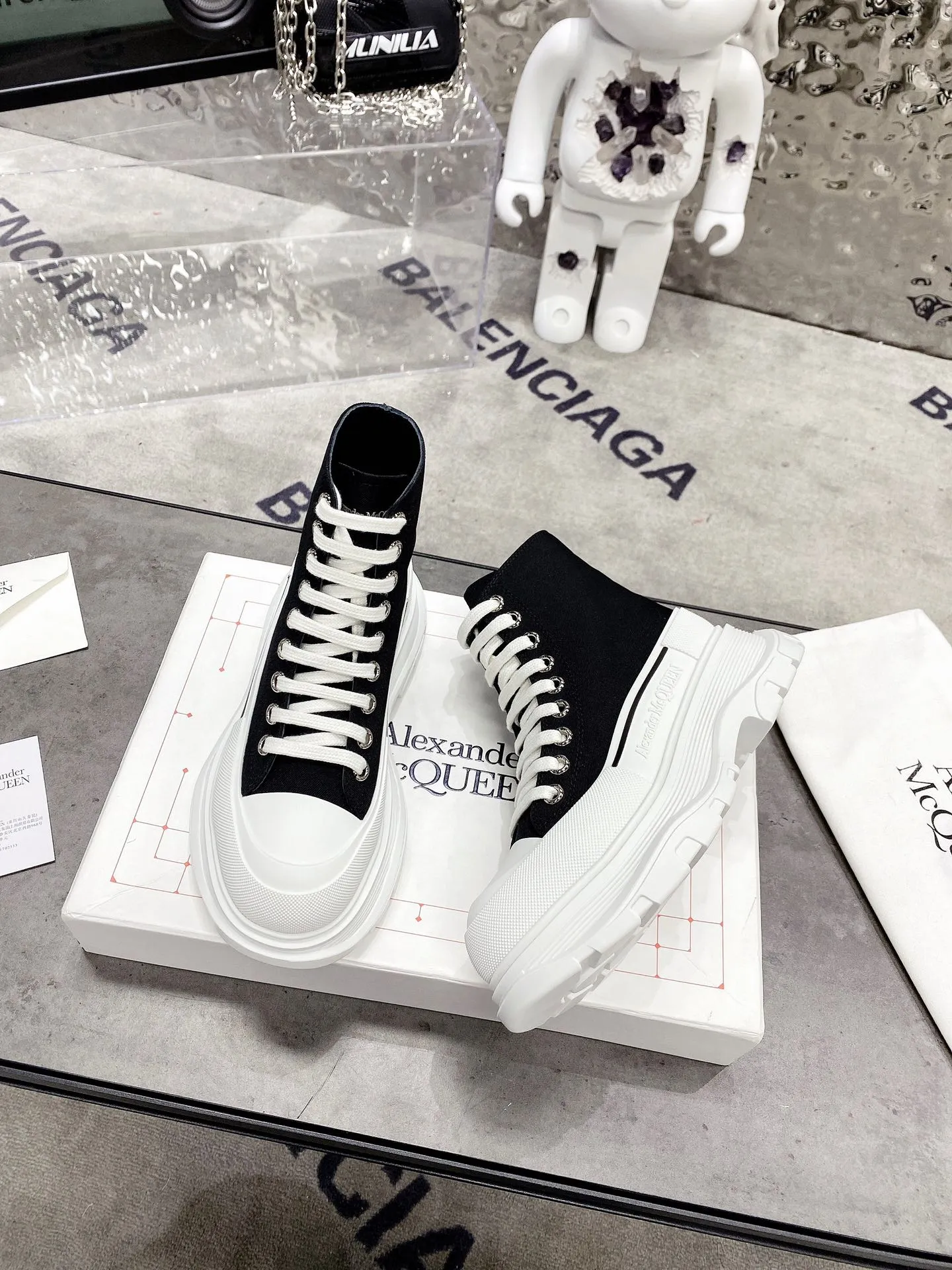 👟👟Ex-factory price 520👟👟 Women's shoes, women's clothing 🇨🇳Top version🇨🇳Alexander McQueen's new couple shoes! I really love this McQueen shoe❤ The dark series is so cool! It looks really good on the feet 😍 There is a combination version of Balenciaga and Converse that looks so cool together. The upper is made of original space Monica cloth customized in Mexico and has a warm and moist color. The inner padding is made of silk sheepskin imported from Italy. Full of flexibility! The round toe design allows the toes to be completely released and get rid of the original pressure of the shoes! The outsole adopts the original molded TU outsole. Super wear-resistant, the combination of several layers of outsole is complex. ⚠Look for our original development version and color. Size: Female 34-41 Male 38-46